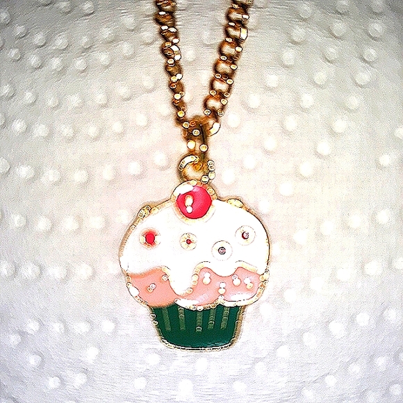 Beautiful Cupcake Necklace Ladies Kids Jewelry NEW Handcr… - Picture 2 of 10
